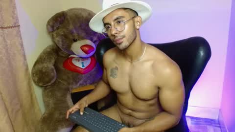 Snapshot of romanpearce_ chatting on 01-23-25, 01:30 Roman online show from 01-23-25, 01:30