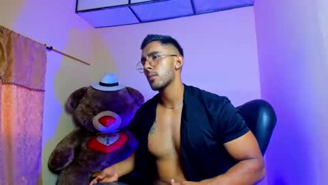 Snapshot of romanpearce_ chatting on 01-29-25, 07:43 Roman online show from 01-29-25, 07:43