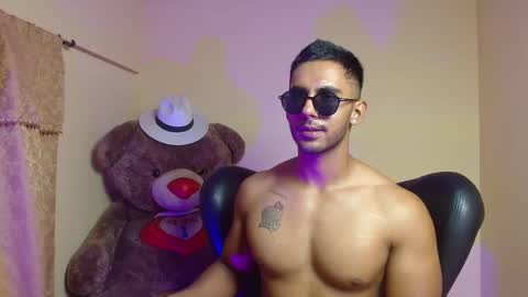 Snapshot of romanpearce_ chatting on 01-31-25, 01:33 Roman online show from 01-31-25, 01:33