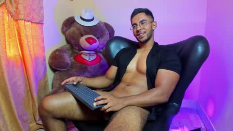 Snapshot of romanpearce_ chatting on 02-02-25, 03:39 Roman online show from 02-02-25, 03:39