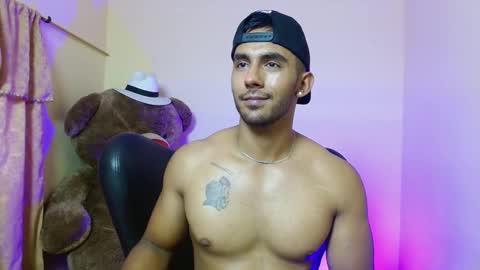 Snapshot of romanpearce_ chatting on 02-06-25, 08:13 Roman online show from 02-06-25, 08:13