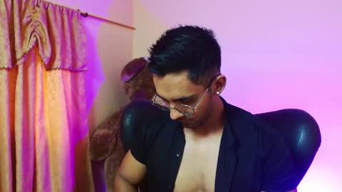 Snapshot of romanpearce_ chatting on 02-11-25, 04:56 Roman online show from 02-11-25, 04:56