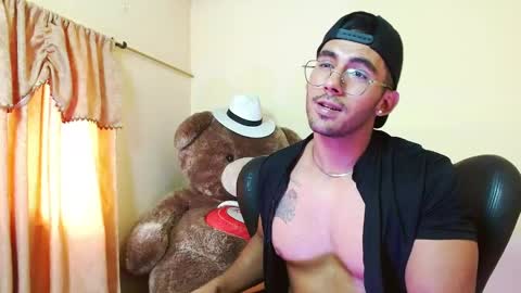 Snapshot of romanpearce_ chatting on 02-12-25, 05:37 Roman online show from 02-12-25, 05:37