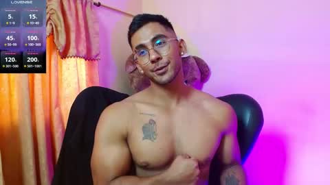 Snapshot of romanpearce_ chatting on 02-14-25, 08:15 Roman online show from 02-14-25, 08:15