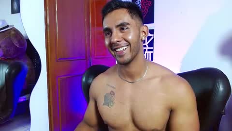 Snapshot of romanpearce_ chatting on 02-21-25, 08:27 Roman online show from 02-21-25, 08:27