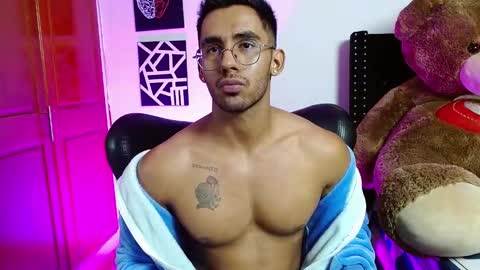 Snapshot of romanpearce_ chatting on 02-24-25, 06:26 Roman online show from 02-24-25, 06:26