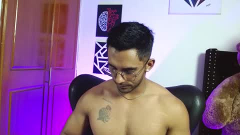 Snapshot of romanpearce_ chatting on 02-25-25, 08:09 Roman online show from 02-25-25, 08:09