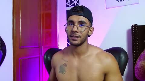 Snapshot of romanpearce_ chatting on 02-28-25, 07:14 Roman online show from 02-28-25, 07:14