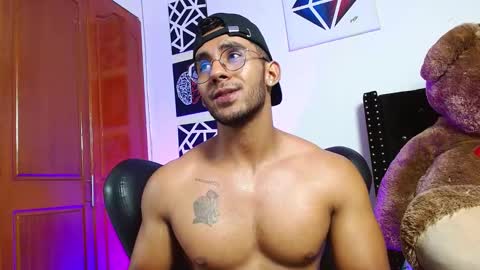 Snapshot of romanpearce_ chatting on 03-03-25, 10:52 Roman online show from 03-03-25, 10:52