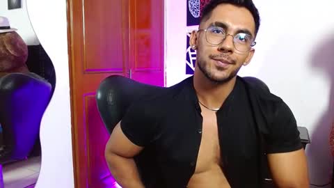 Snapshot of romanpearce_ chatting on 03-08-25, 09:08 Roman online show from 03-08-25, 09:08