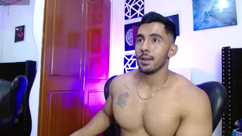 Snapshot of romanpearce_ chatting on 09-24-25, 10:35 Roman online show from 09-24-25, 10:35