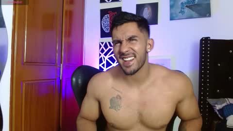 Snapshot of romanpearce_ chatting on 11-19-25, 08:53 Roman online show from 11-19-25, 08:53