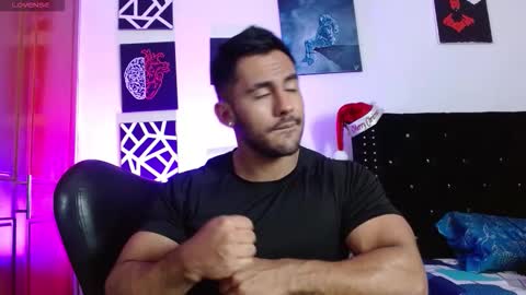 Snapshot of romanpearce_ chatting on 12-04-25, 09:45 Roman online show from 12-04-25, 09:45