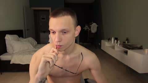 Snapshot of romeo_mercy chatting on 02-28-25, 01:15 Romeo online show from 02-28-25, 01:15