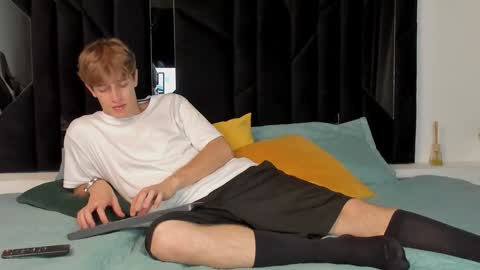 Snapshot of romeo_ricci1 chatting on 01-18-25, 04:04 Romeo Ricci online show from 01-18-25, 04:04