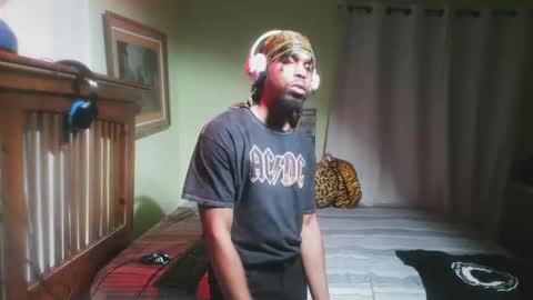 Snapshot of romeotyn chatting on 10-22-25, 02:23 romeotyn online show from 10-22-25, 02:23