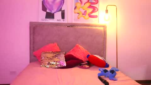 Snapshot of ronieeplay chatting on 10-09-25, 01:03 Roni online show from 10-09-25, 01:03