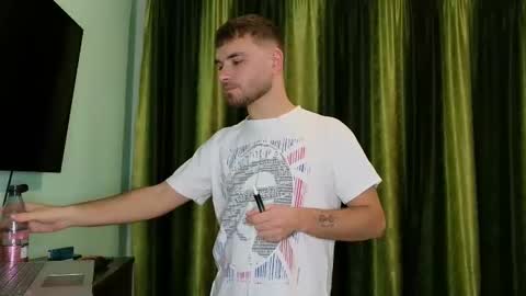 Snapshot of ronny_rian chatting on 12-17-25, 10:16 Ronny online show from 12-17-25, 10:16