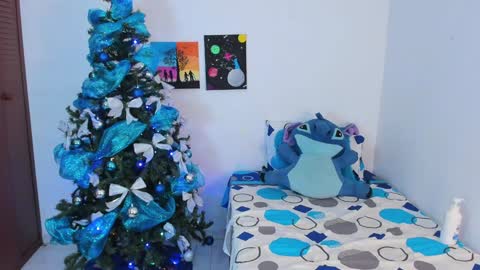 Snapshot of rooxxyy_ chatting on 12-15-24, 01:13    online show from 12-15-24, 01:13