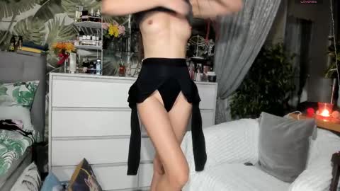 Snapshot of rora_ chatting on 02-22-25, 10:42 Aurora online show from 02-22-25, 10:42