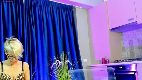 Snapshot of rosacatalleya chatting on 10-06-25, 04:32 Rose online show from 10-06-25, 04:32