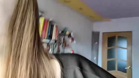 Snapshot of roseannehensle chatting on 12-02-25, 01:22 Sophie online show from 12-02-25, 01:22