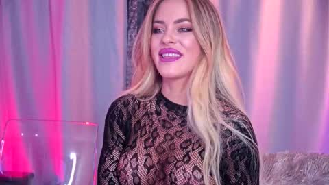 Snapshot of roseevansx chatting on 12-05-25, 06:37 Sonia online show from 12-05-25, 06:37