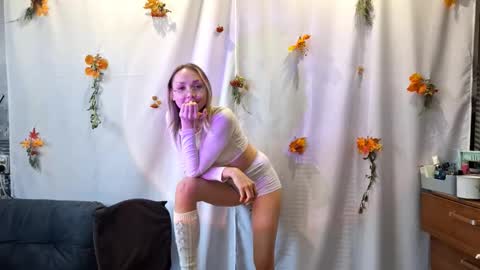 Snapshot of rosejanos chatting on 11-28-25, 11:35 rosejanos online show from 11-28-25, 11:35