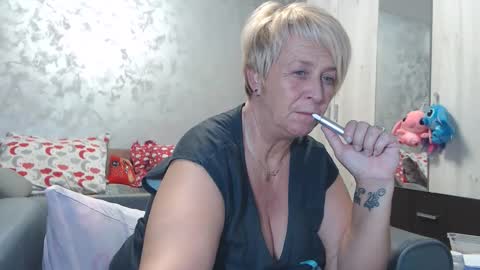 Lovepinklilly online show from 10-28-25, 05:04