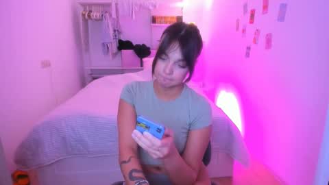 Snapshot of roshelle_xxx chatting on 02-11-25, 04:13 Roshelle online show from 02-11-25, 04:13