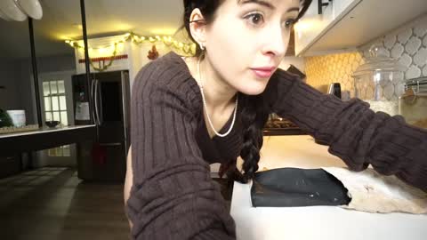 Snapshot of rosiebones chatting on 12-13-24, 01:15 Rosie Bones online show from 12-13-24, 01:15