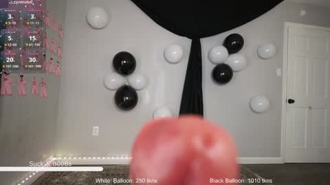 Snapshot of rosiebones chatting on 01-03-25, 12:00 Rosie Bones online show from 01-03-25, 12:00