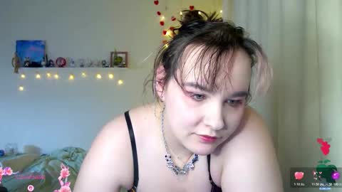 Snapshot of rosienana chatting on 12-17-25, 04:57 RosieNana online show from 12-17-25, 04:57