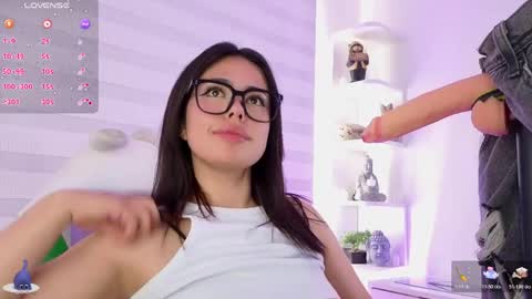 Snapshot of rosse_amyy chatting on 05-13-26, 06:27 online show from 05-13-26, 06:27