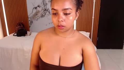 Snapshot of rosselyn_ chatting on 10-24-25, 08:49 Rossi Hill online show from 10-24-25, 08:49