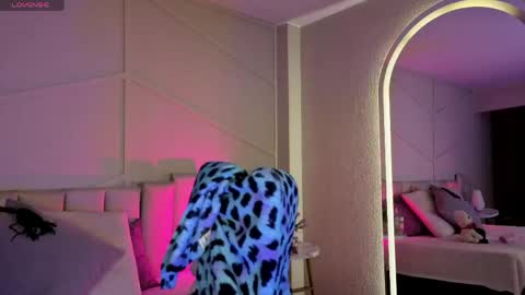 Snapshot of rossiie_hunt_ chatting on 05-15-26, 12:12 rossiie_hunt_ online show from 05-15-26, 12:12