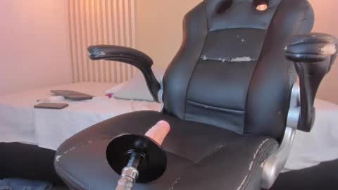 Snapshot of rossvega_ chatting on 11-11-25, 10:43 Ross online show from 11-11-25, 10:43