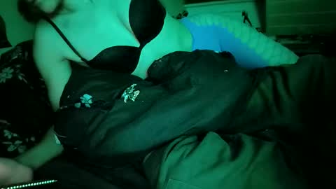 Snapshot of rouliette chatting on 11-25-25, 02:33 rouliette online show from 11-25-25, 02:33