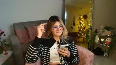 Snapshot of rousee_v chatting on 01-14-26, 12:38 Rousee online show from 01-14-26, 12:38