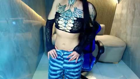 Snapshot of roux_r chatting on 11-19-25, 07:47 Roux online show from 11-19-25, 07:47