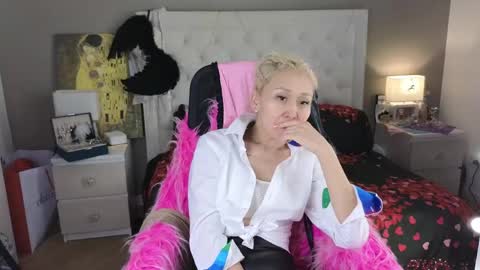 Snapshot of roxalanastar chatting on 05-12-26, 08:22 Roxalana online show from 05-12-26, 08:22