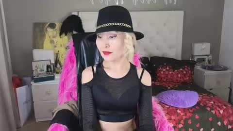 Snapshot of roxalanastar chatting on 06-11-26, 09:40 Roxalana online show from 06-11-26, 09:40
