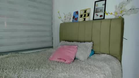 Snapshot of roxan_ne chatting on 01-22-25, 03:31 Roxx online show from 01-22-25, 03:31