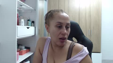 Snapshot of roxanalove7 chatting on 12-17-24, 01:50 Roxana online show from 12-17-24, 01:50