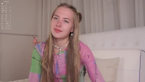 Snapshot of roxanelan chatting on 09-24-25, 11:35 Anna Lokiss online show from 09-24-25, 11:35