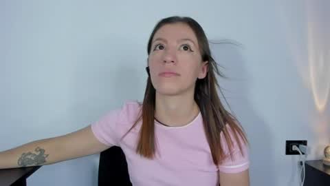 Snapshot of roxanne_jones1 chatting on 06-11-26, 06:50 roxanne online show from 06-11-26, 06:50