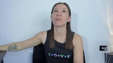 Snapshot of roxanne_jones1 chatting on 06-12-26, 06:51 roxanne online show from 06-12-26, 06:51