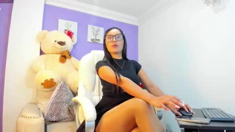 Snapshot of roxanneevans_ chatting on 12-01-25, 04:50 Roxanne evans Schedule 700 -1400GTM-5 online show from 12-01-25, 04:50