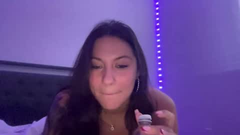 Snapshot of roxie_v chatting on 10-27-25, 07:51 Roxie online show from 10-27-25, 07:51