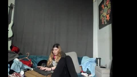 roxihazeleyes online show from 12-19-25, 03:57